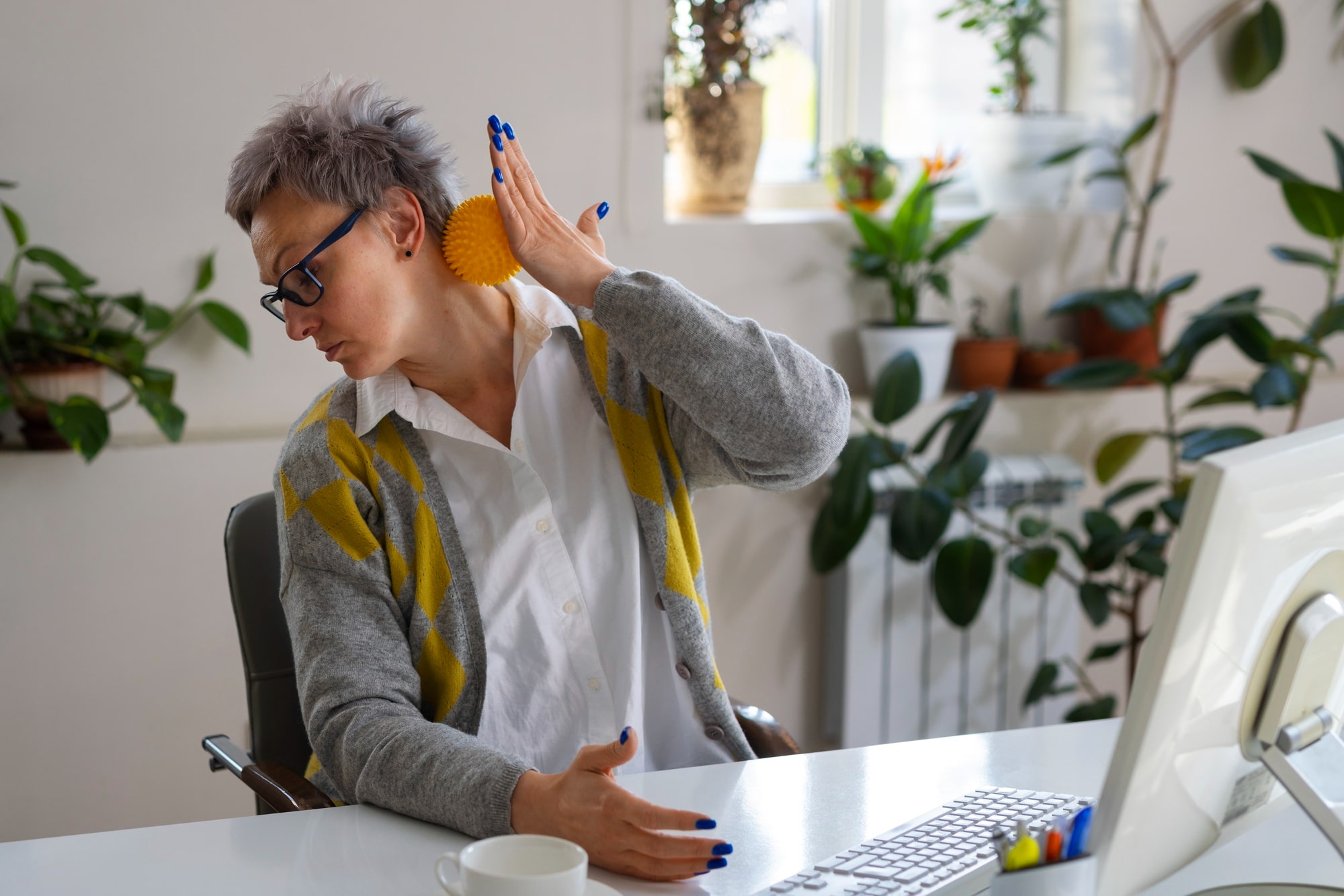 Mujer oficinista con pelota antiestrés. Quien paga la baja por accidente laboral del trabajador - Arias Assessors