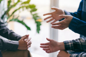 Personas participando en una mediación, un requisito obligatorio para los autónomos antes de acudir a juicio según la nueva normativa legal.