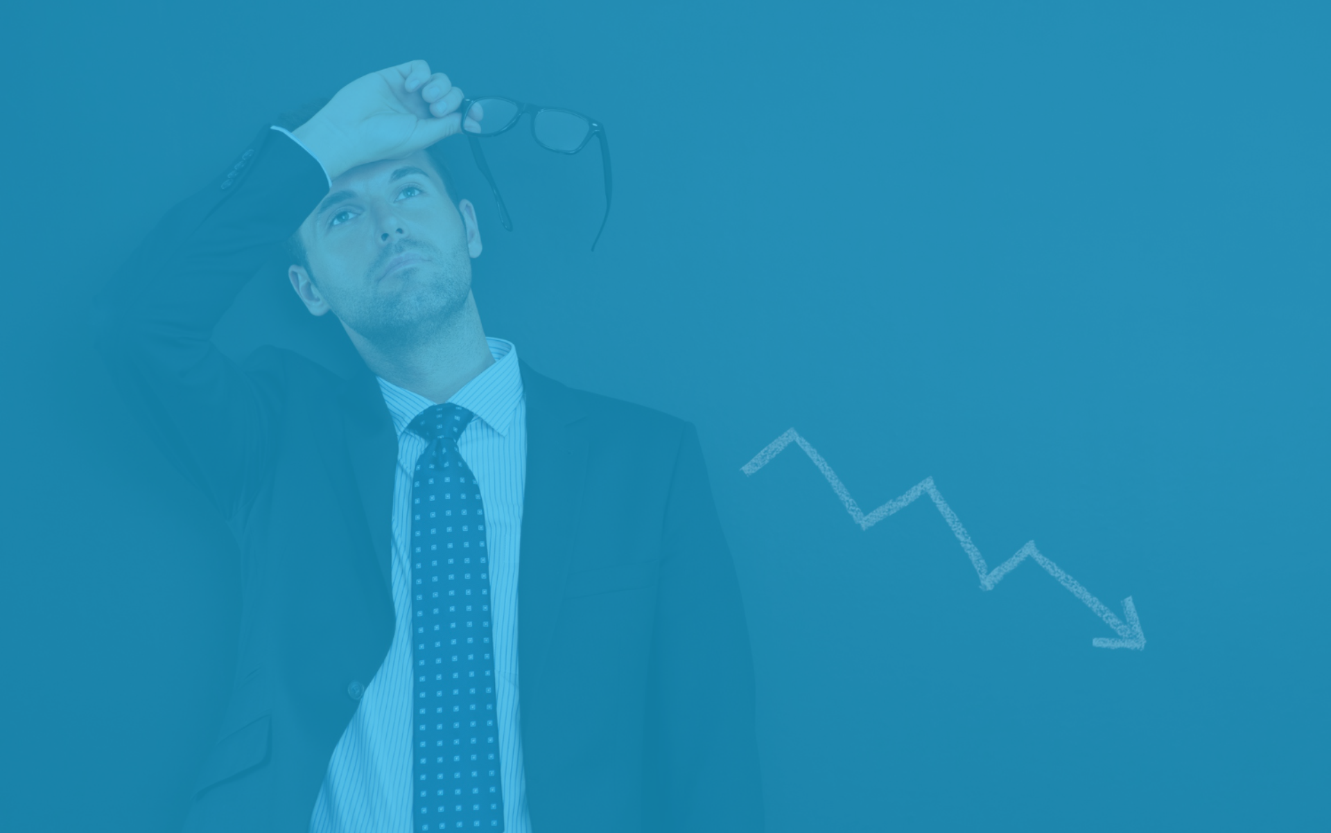 Hombre preocupado frente a un gráfico de descenso, representando la baja productividad en las pymes.