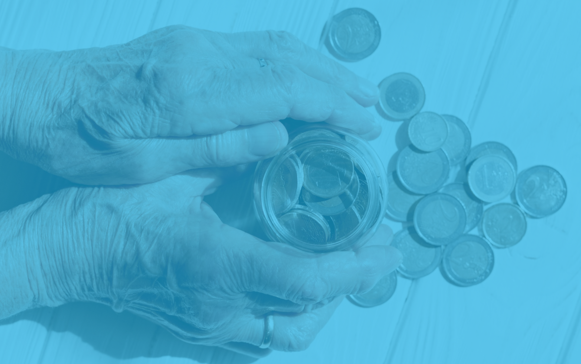 Manos de una persona mayor sujetando un frasco con monedas, simbolizando el ahorro y el rescate de planes de pensiones.